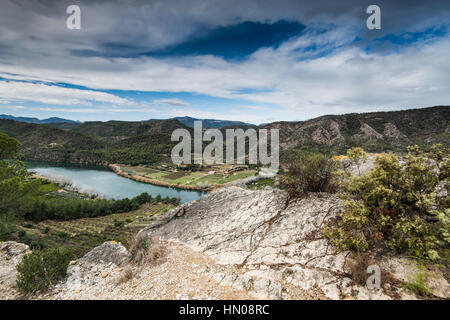 Panoramablick über das Tal des Flusses Ebro, Spanien von erhöhten Aussichtspunkt auf Hügel Stockfoto