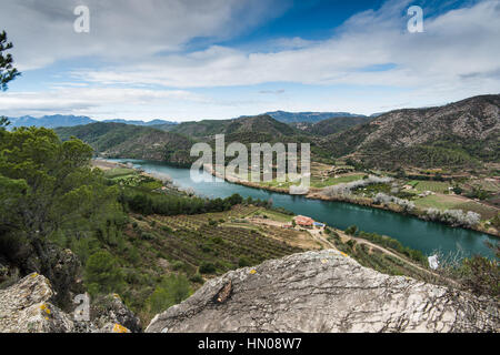 Panoramablick über das Tal des Flusses Ebro, Spanien von erhöhten Aussichtspunkt auf Hügel Stockfoto