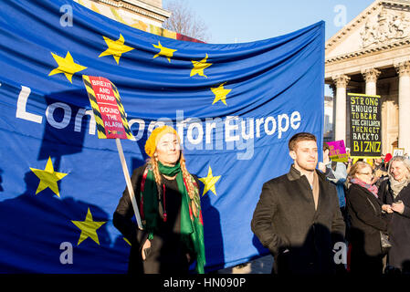 London, UK - 21. Januar 2017. Demonstranten halten anti-Austritt und anti-Trump unterzeichnen vor EU-Flagge steht. Tausende von Demonstranten versammelten sich in Traf Stockfoto