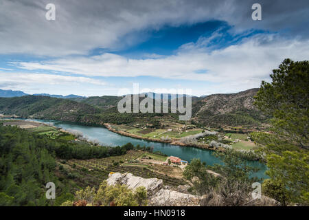 Panoramablick über das Tal des Flusses Ebro, Spanien von erhöhten Aussichtspunkt auf Hügel Stockfoto