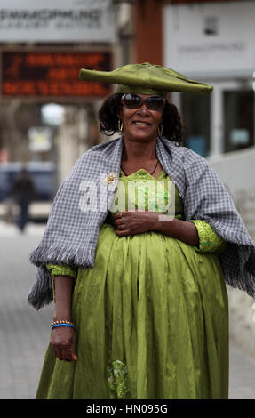 Herero-Frau in traditioneller Kleidung bei Swakopmund in Namibia Stockfoto