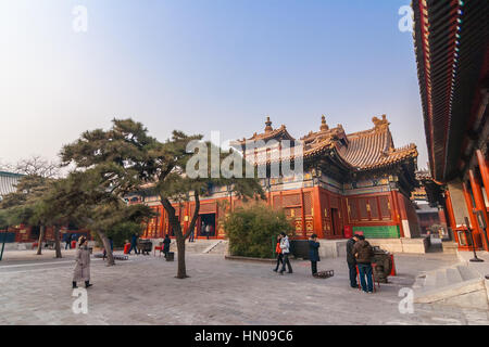 Menschen bei der Yonghegong Lama-Tempel in Peking, China Stockfoto