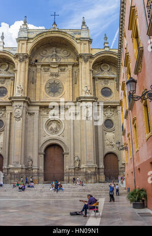 Zentralen Platz mit Touristen, ein Musiker und der Kathedrale von Granada, Spanien Stockfoto