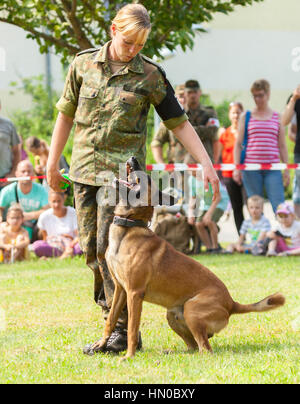 BURG / Deutschland - 25. Juni 2016: Deutsche Militärpolizei Schäferhund sitzt von seinem Besitzer auf Tag der offenen Tür in der Kaserne Burg / Deutschland am 25. Juni 2016 Stockfoto