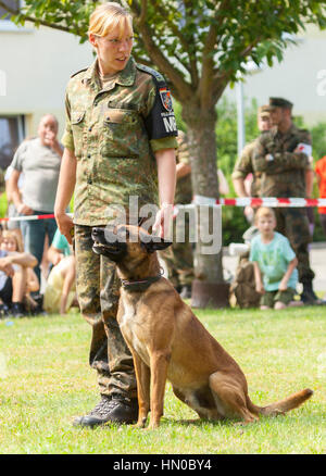 BURG / Deutschland - 25. Juni 2016: Deutsche Militärpolizei Schäferhund sitzt von seinem Besitzer auf Tag der offenen Tür in der Kaserne Burg / Deutschland am 25. Juni 2016 Stockfoto