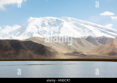 Muztagh Ata und Karakul See Stockfoto