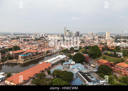 Eine Luftaufnahme von Melaka, Skyline mit der kolonialen Stadt im Vordergrund, in Malaysia. Stockfoto