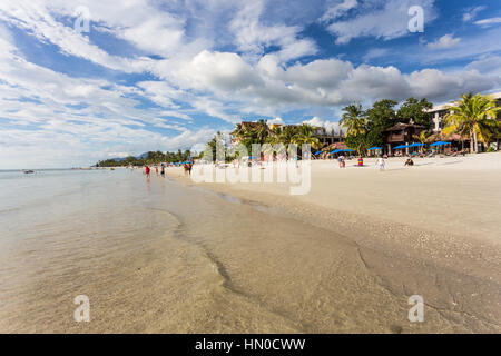 Pantai Cenang ist der beliebteste Strand auf der Insel Langkawi entlang der Andamanensee in Malaysia Kedah Zustand. Stockfoto