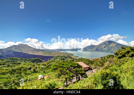 Die Batur See und Vulkan (auf der linken Seite) sind in den zentralen Bergen in Bali in der Nähe von Kintamani Dorf, Indonesien Stockfoto