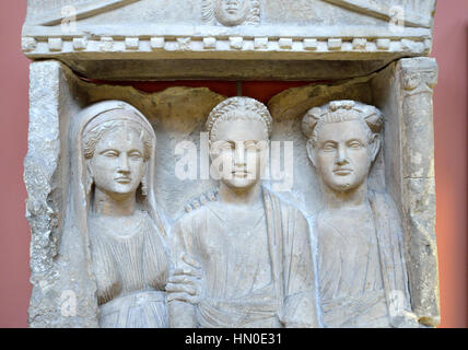 London, England, Vereinigtes Königreich. British Museum. Eine Familie in Trauer (toter Mann in der Mitte) 200-100BC aus Tremetousha, Zypern. Stockfoto