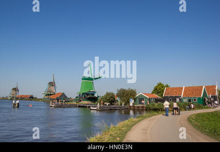 Straße entlang der Zaan mit historischen Windmühlen in Zaanse Schans, Holland Stockfoto