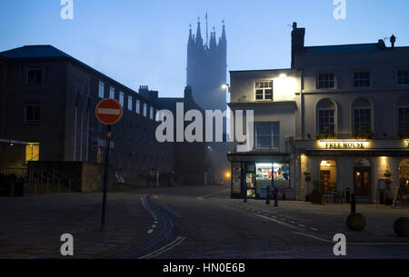 St.-Marien Kirche vom Marktplatz in der Morgendämmerung, Warwick, Warwickshire, UK Stockfoto