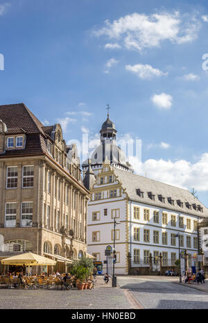 Stadtbild der historischen Zentrum Paderborn mit Menschen genießen die Sonne in einem café Stockfoto