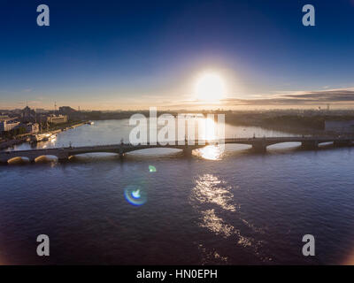 Russland, Sankt-Petersburg, 5. September 2016: Luftaufnahme des Panorama Aussicht auf Troitsky Brücke und Peter und Paul Fortress bei Sunrise, orange Sky Stockfoto