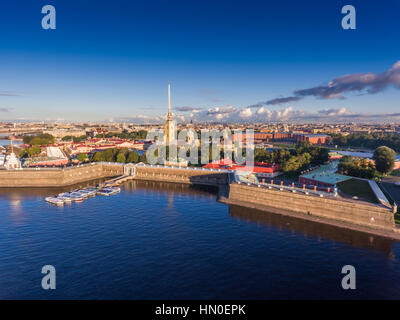 Russland, Sankt-Petersburg, 5. September 2016: Luftaufnahme von der Peter und Paul Fortress bei Sonnenaufgang, Turm mit Engel in der orangefarbenen Himmel, golden Spike Stockfoto