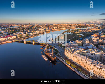 Russland, Sankt-Petersburg, 5. September 2016: Luftaufnahme des Birzhevoy Brücke auf steigende, Kathedrale von Prinz Vladimirsky, Böschung Mytninskaya, L Stockfoto