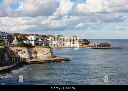 Ein Blick über Viking Bay in Richtung Hafen und Bleak House auf der Landzunge, Broadstairs, Kent, UK Stockfoto