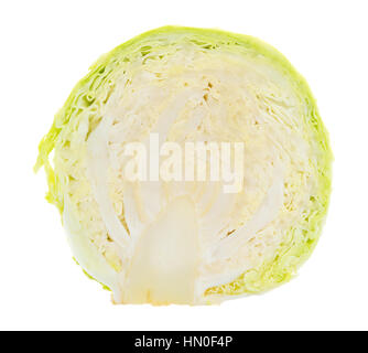 Eine organische Kohl, die in der Mitte auf einem weißen Hintergrund isoliert in Scheiben geschnitten. Stockfoto