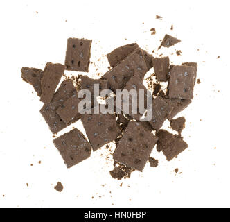 Draufsicht auf mehrere Schokolade Graham Cracker, die mit Krümel isoliert auf einem weißen Hintergrund in Stücke gebrochen haben. Stockfoto