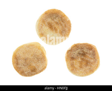 Draufsicht der drei frisch gebackene englische Muffins auf einem weißen Hintergrund isoliert. Stockfoto