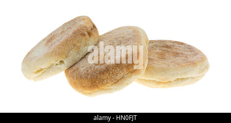 Frisch gebackene drei englische Muffins auf einem weißen Hintergrund isoliert. Stockfoto