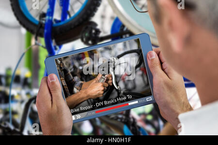 Schneller Vorlauf Zeichen auf Digital erzeugte leeren Bildschirm gegen Mann mit digital-Tablette Stockfoto