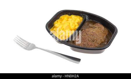 TV Abendessen von Salisbury Steak mit Gravy Makkaroni und Käse in einer schwarzen Schale mit einer Gabel auf die Seite isoliert auf einem weißen Hintergrund. Stockfoto