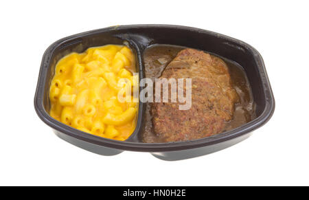 TV Abendessen von Salisbury Steak mit Gravy Makkaroni und Käse in einer schwarzen Schale isoliert auf einem weißen Hintergrund. Stockfoto