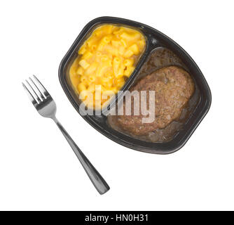 Draufsicht auf ein TV-Diner Essen von Salisbury Steak mit Gravy Makkaroni und Käse in einer schwarzen Schale mit einer Gabel auf die Seite isoliert auf einem weißen Hintergrund. Stockfoto