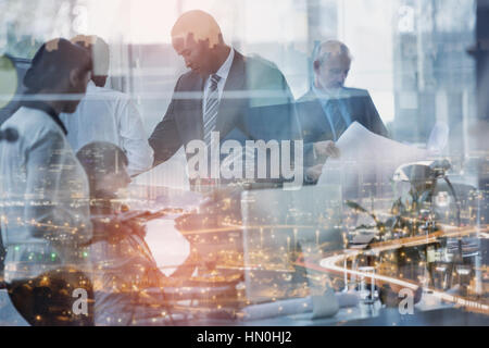 Geschäftsleute sehen durch das Glas im Büro Stockfoto