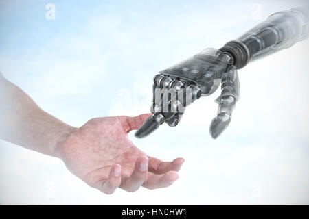 Hand des Menschen, die vorgeben, ein unsichtbares Objekt gegen Himmel halten Stockfoto