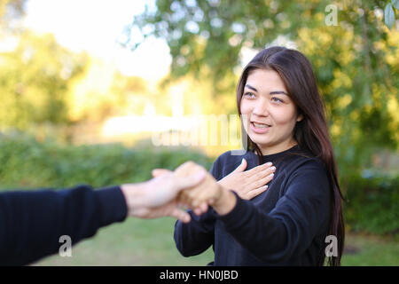 Frauen mit Geliebten trafen sich nach langer Trennung oder Abschied von geliebten Menschen, entspannen und Kontakte zu knüpfen, verbringe Zeit mit Kerl. Mädchen stehen im beaut Stockfoto