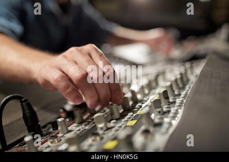 Mann mit Mischpult in Musik-Tonstudio Stockfoto