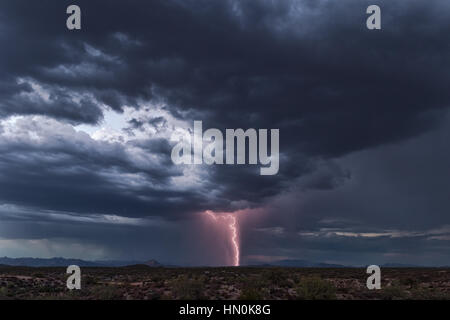 Dunkler stürmischer Himmel und Blitzschlag in der Wüste Stockfoto