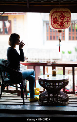 Eine Frau in einer Bar Kaffee trinken Stockfoto