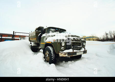 Verlassenen alten rostigen LKW im winter Stockfoto
