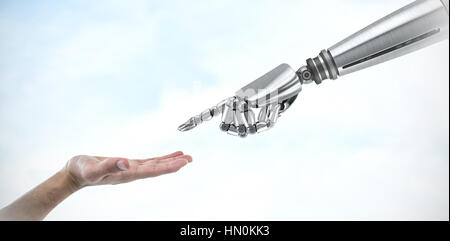 Hand des Menschen, die vorgeben, ein unsichtbares Objekt gegen Himmel halten Stockfoto