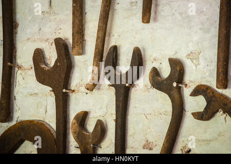 Rostige Schraubenschlüssel an einer Wand in einem Museum im Vereinigten Königreich Stockfoto