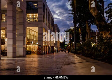 Stadt bei Nacht - Walking Street - Tel Aviv, Israel - Shops Beleuchtung leuchten Stockfoto