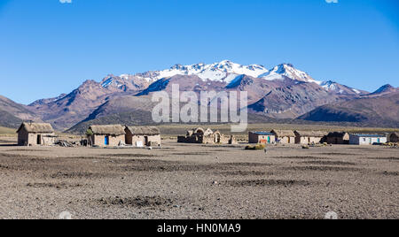 Kleines Dorf des Hirten der Lamas in den Anden. Hohen Anden-Tundra-Landschaft in den Bergen der Anden. Wetter-Anden-Hochland Stockfoto