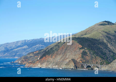 Ansicht der Pacific Coast Highway South von Big Sur mit die Bixby Bridge, die am meisten fotografierte an der Pazifikküste. Stockfoto