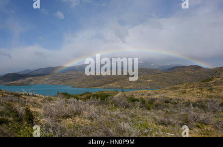 Ein Regenbogen über Pehoe See in Torres del Paine Nationalpark, Chile. Stockfoto