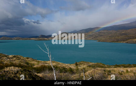 Ein Regenbogen über Pehoe See in Torres del Paine Nationalpark, Chile. Stockfoto