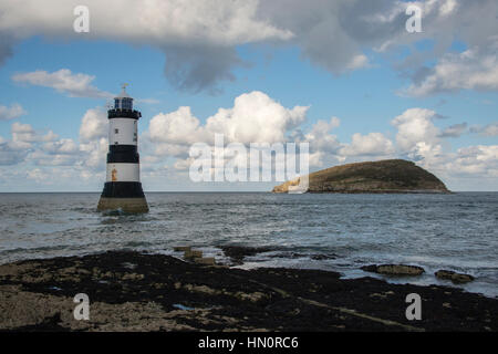 Penmon Leuchtturm und Puffin Insel Anglesey, Wales, UK Stockfoto
