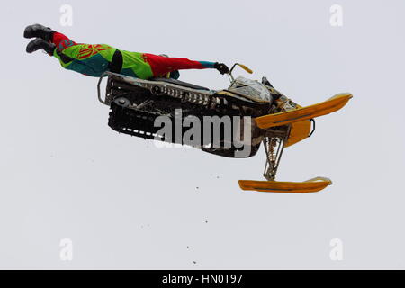 Motorschlitten-Weltmeister führen aerial Tricks in der Innenstadt von Montreal. Stockfoto