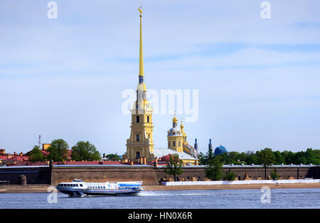 Peter und Paul Cathedral und die Newa mit Tragflächenbooten, St Petersburg, Russland Stockfoto