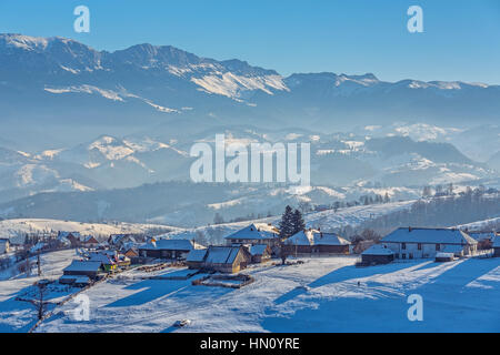 Malerische Landschaft mit traditionellen rumänischen Weiler im Tal des Bucegi Gebirge auf einem kalten Winter am Nachmittag, Pestera Dorf, Kleie-Rucar Stockfoto