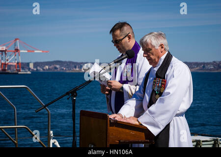 Padres führen 2016 Schlacht des Atlantic Committal Service von HMCS MONTREAL. Stockfoto