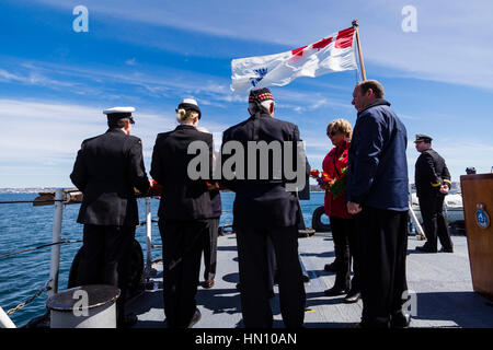 Ein Veteran Asche sind über die Seite während der 2016 Schlacht des Atlantiks Committal Service von HMCS MONTREAL geleitet. Stockfoto