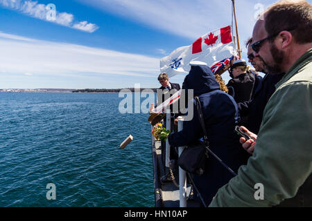 Ein Veteran Asche sind über die Seite während der 2016 Schlacht des Atlantiks Committal Service von HMCS MONTREAL geleitet. Stockfoto